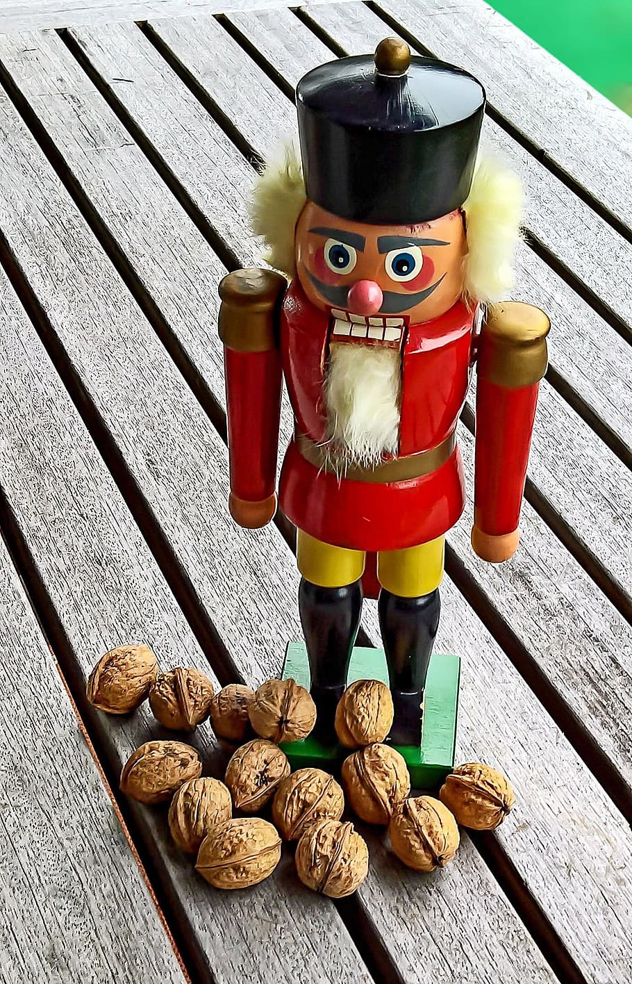 close-up photography of red nutcracker figurine, christmas HD wallpaper