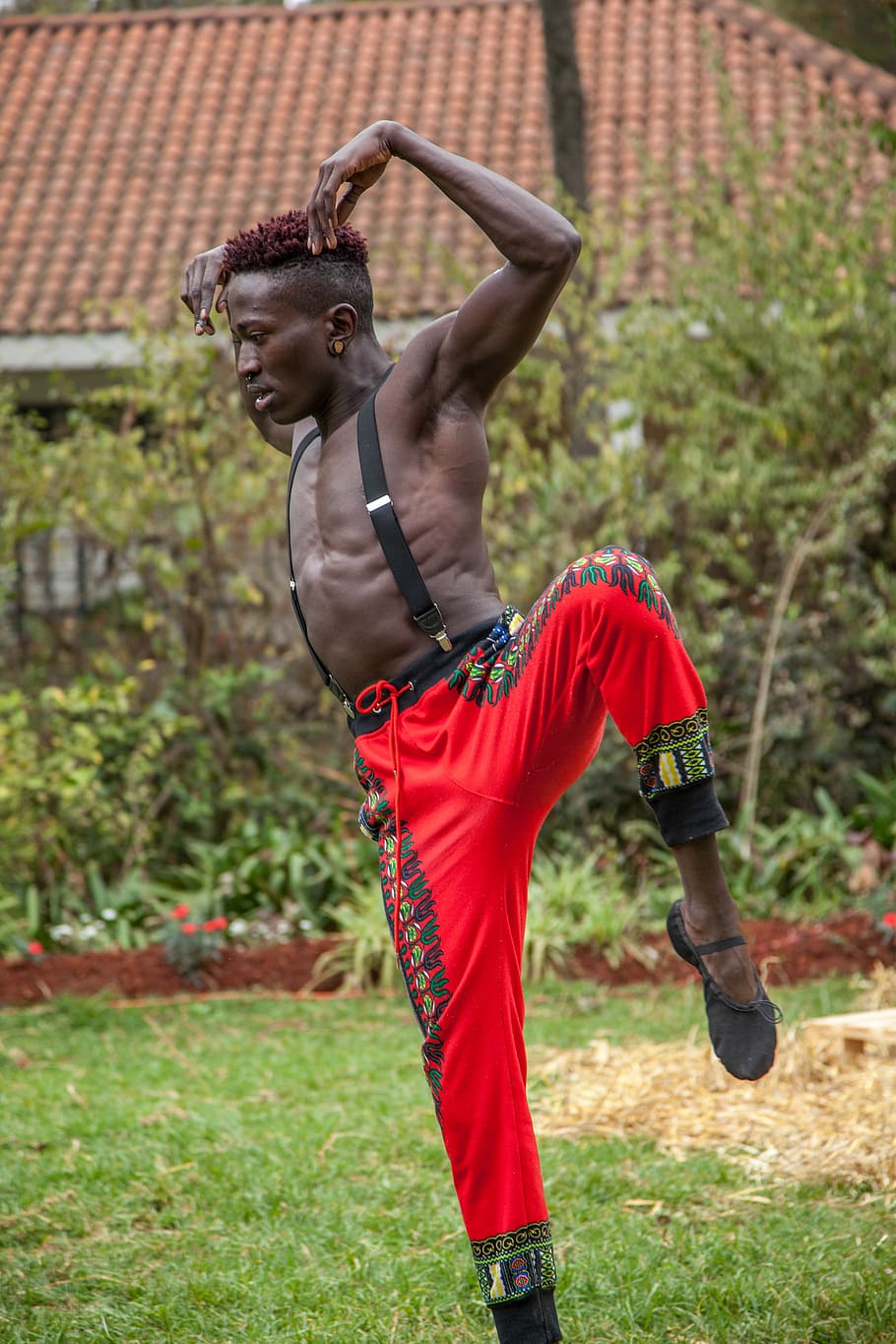 man doing martial arts, man performing dance on green grass, dancer HD wallpaper