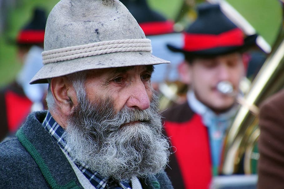 man wearing gray hat standing near marching band, beard, old man HD wallpaper