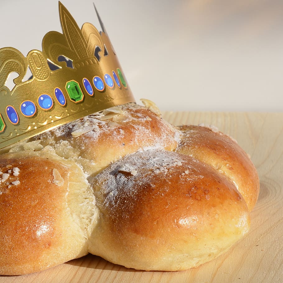 baked bread with crown on board, three king cake, custom, tradition HD wallpaper