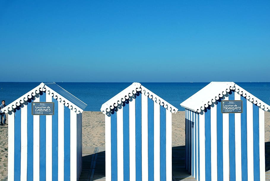 ocean, bathing huts, blue, sea, sky, water, horizon over water HD wallpaper