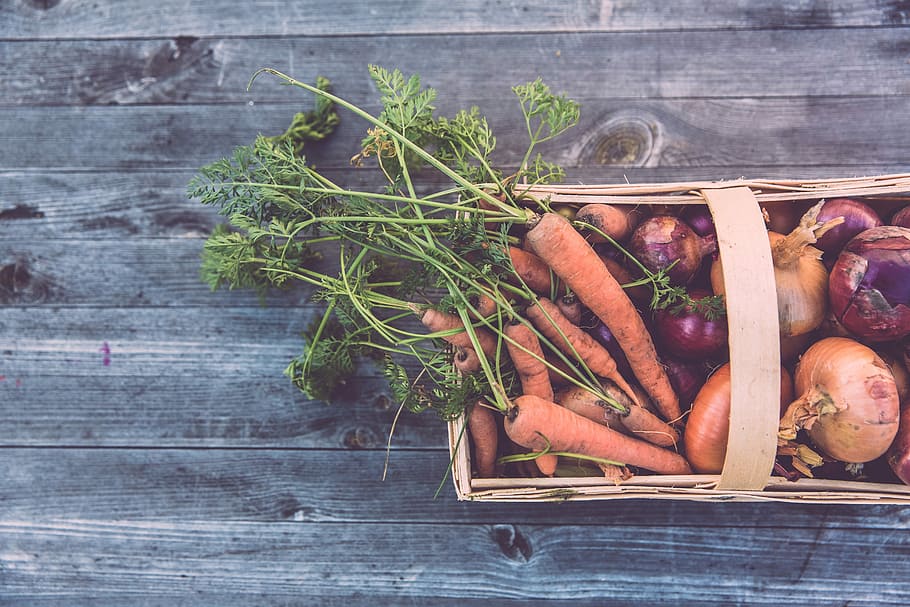 basket of carrots and red onions, food, vegetable, wood - Material HD wallpaper
