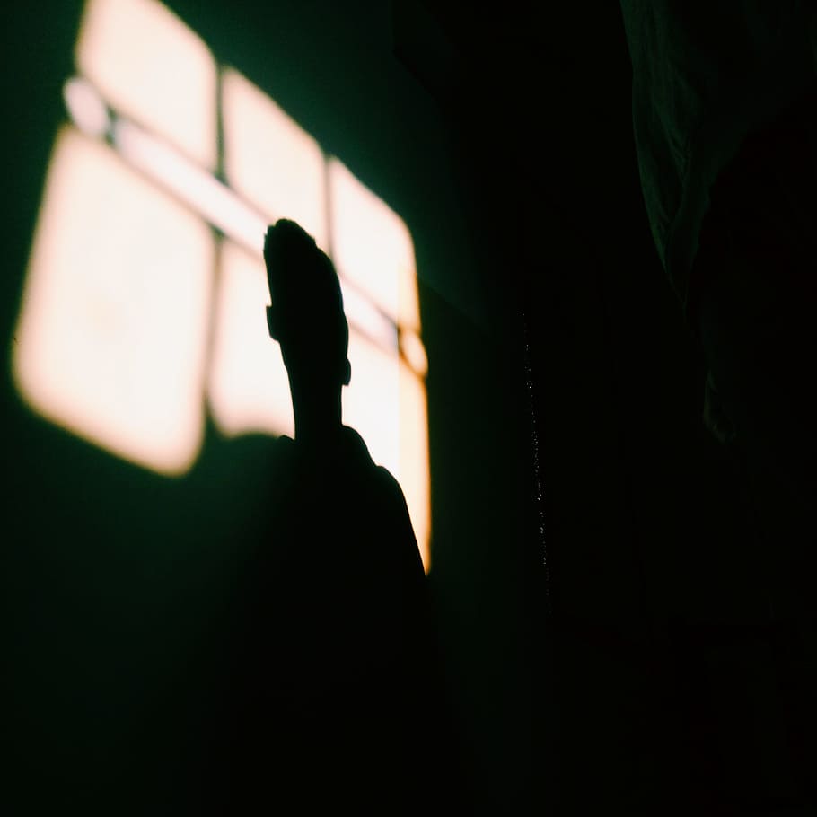 A shadow of a person's face on a bright patch on a dark wall, shadow of man near dark area HD wallpaper