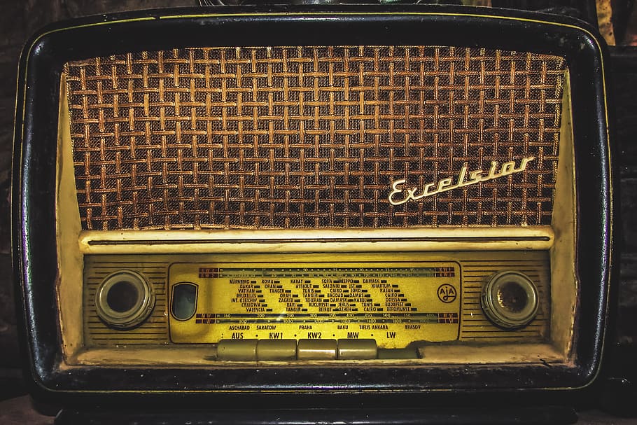 Vecchia retro radio con sul fondo grigio anteriore della tavola  Retro  radio Retro radios Radio