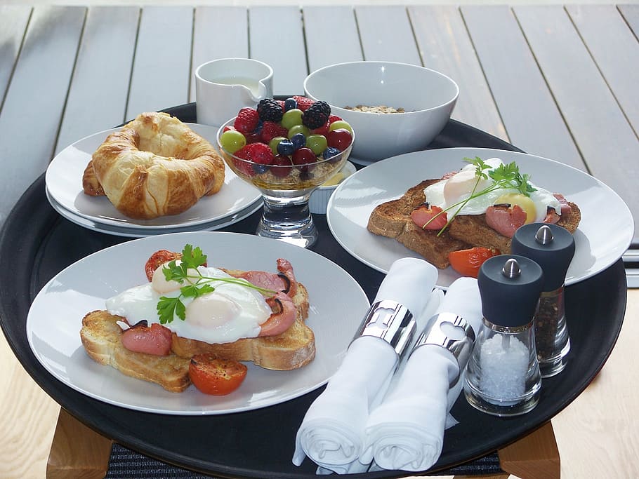 assorted breakfast on plate, fried breakfast, bacon, cooked HD wallpaper