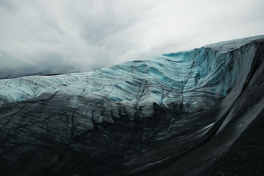 aerial short of mountain, mountain rage view under cloudy sky during daytime HD wallpaper