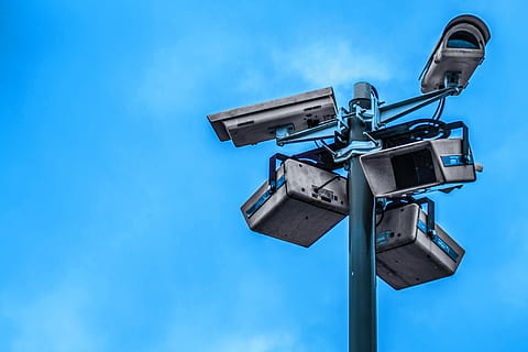 assorted white security cameras, five gray CCTV cameras on gray pole at daytime HD wallpaper