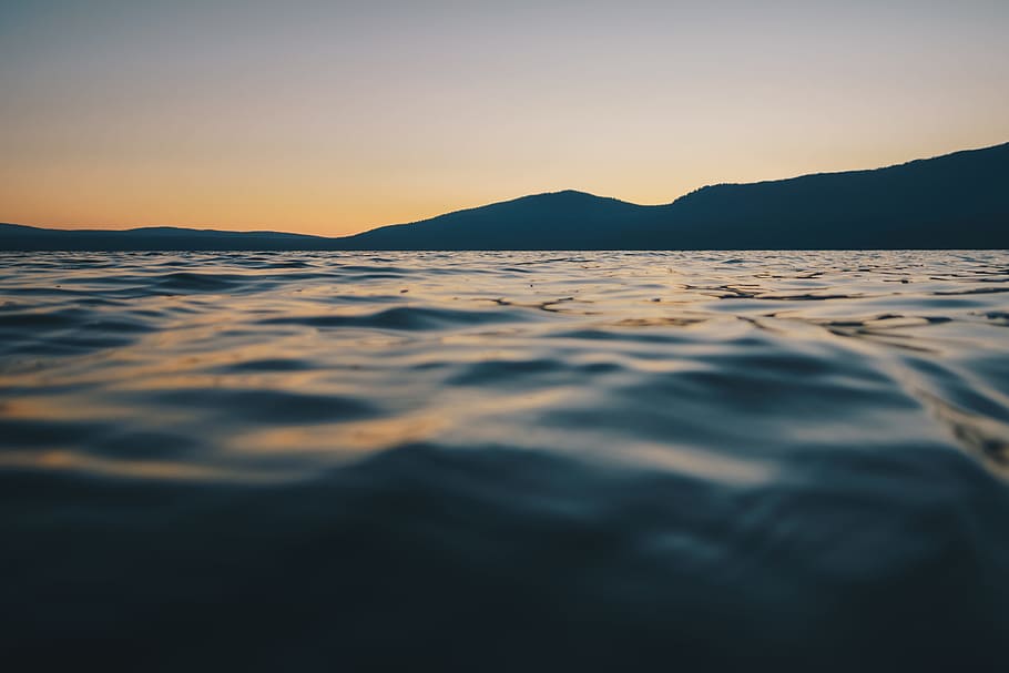 silhouette photo of mountain and water during dawn, blue Ocean HD wallpaper