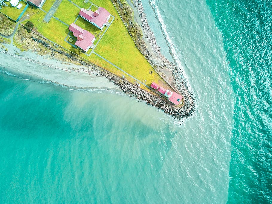 aerial photography of pink house at the edge of land near body of water, small village beside of body of water, HD wallpaper