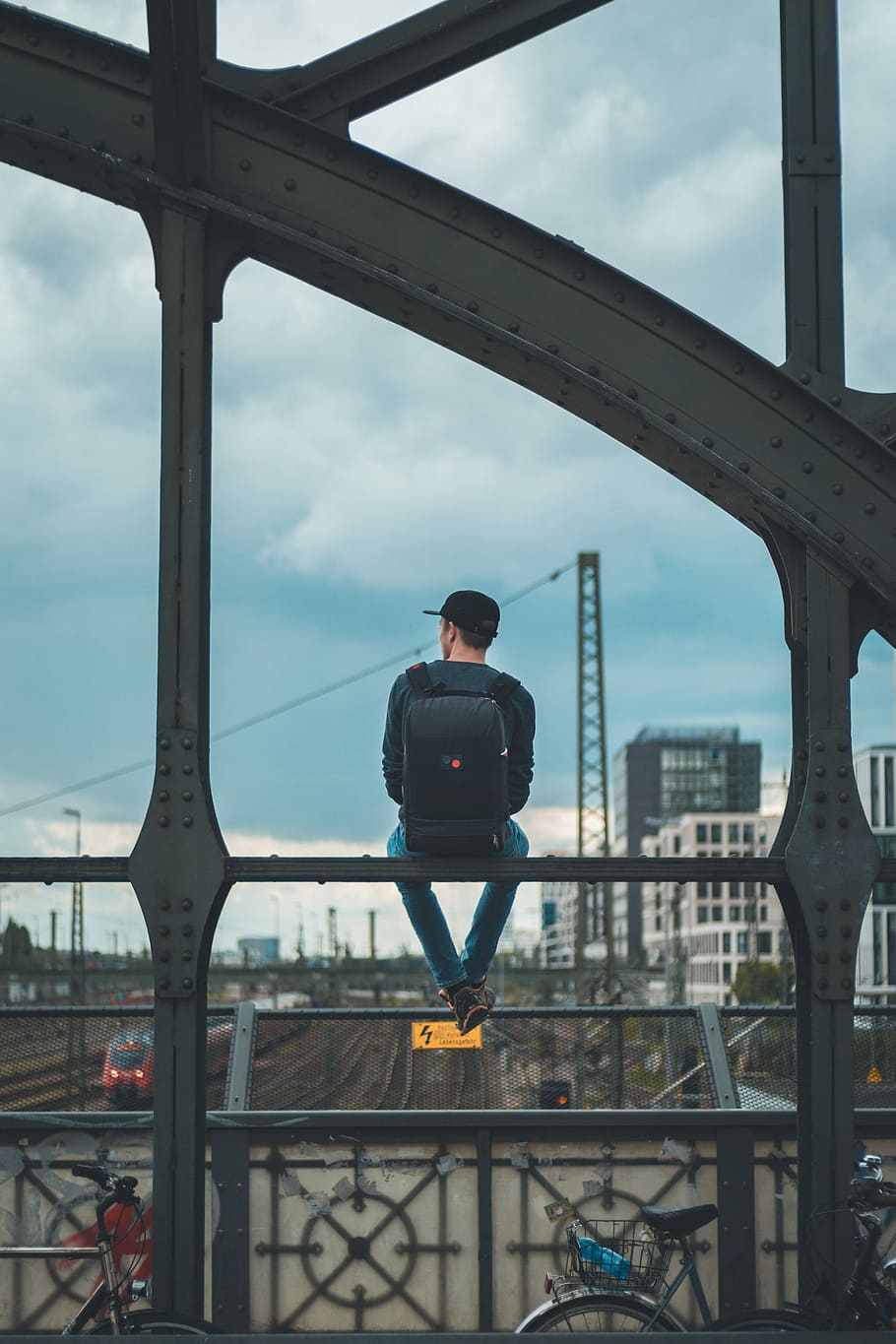 man sitting on top of bridge, person sitting on metal bar, cloud HD wallpaper