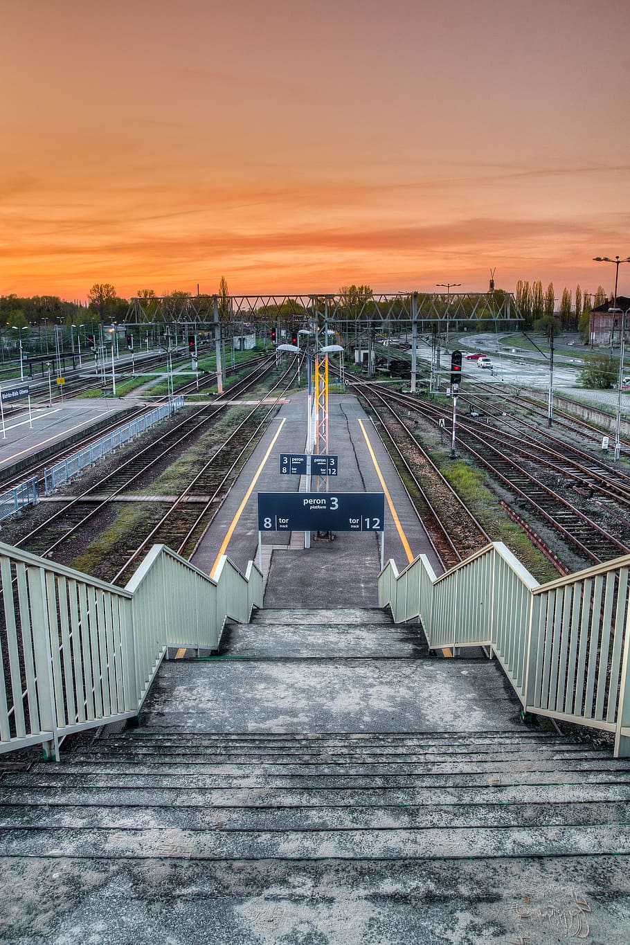 staircase of bridge way to train station, bridge staircase with train tracks HD wallpaper