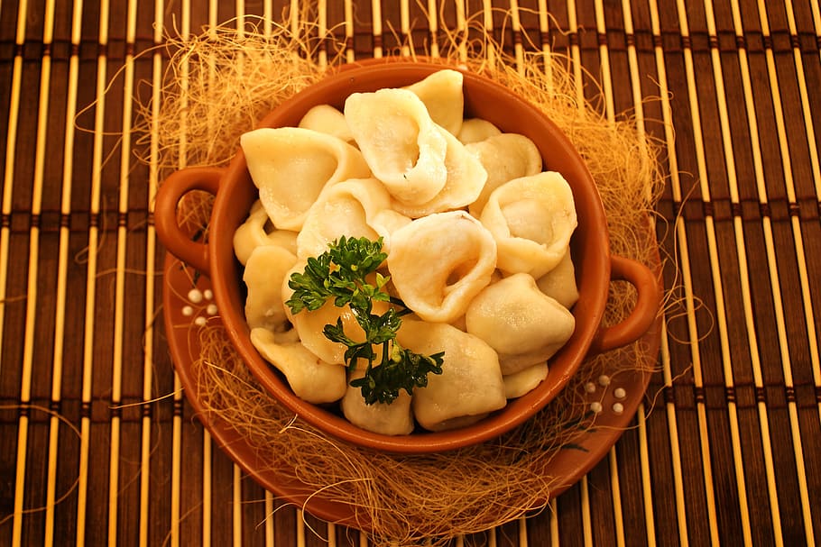 chips served on brown bowl, eating, potrwawa, catering, uszka