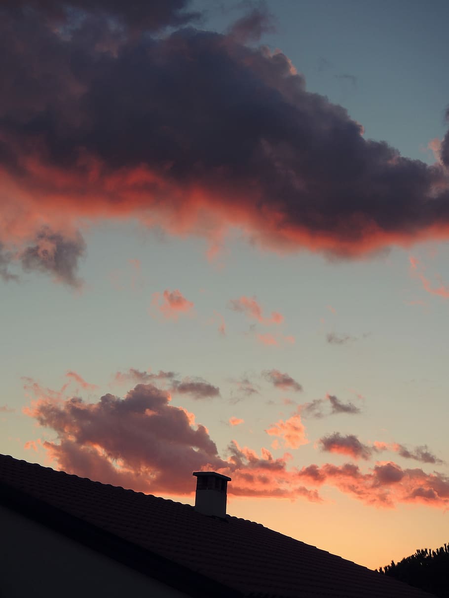 silhouette of chimney under clouds, silhouette photo of house with chimney HD wallpaper