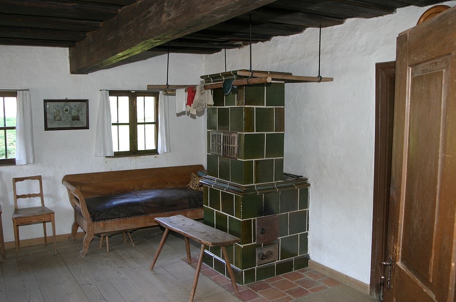 piec kaflowy Oven-tiled-stove-farmhouse-old-farmhouse-museum-farm-museum