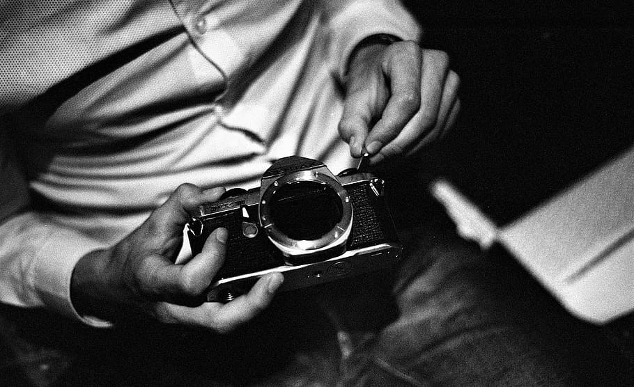 Holding the memories, man holding camera, hand, person, midsection HD wallpaper