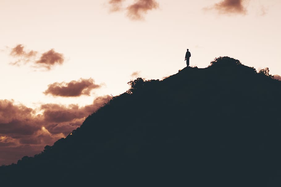 photo of man standing on top of mountain, man standing on cliff photography HD wallpaper