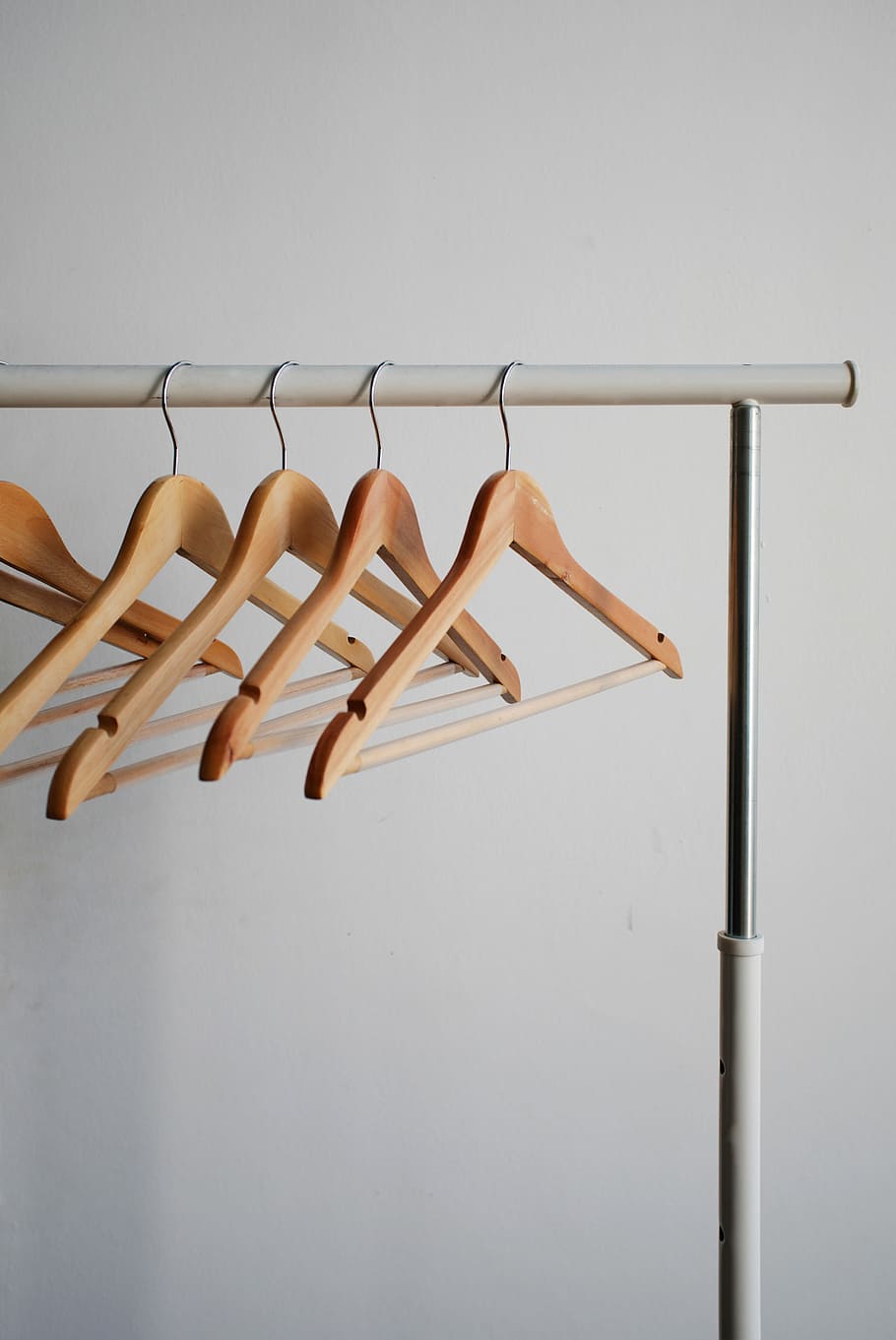 four brown wooden clothes hangers, four brown wooden clothes hanger on clothes rack, HD wallpaper