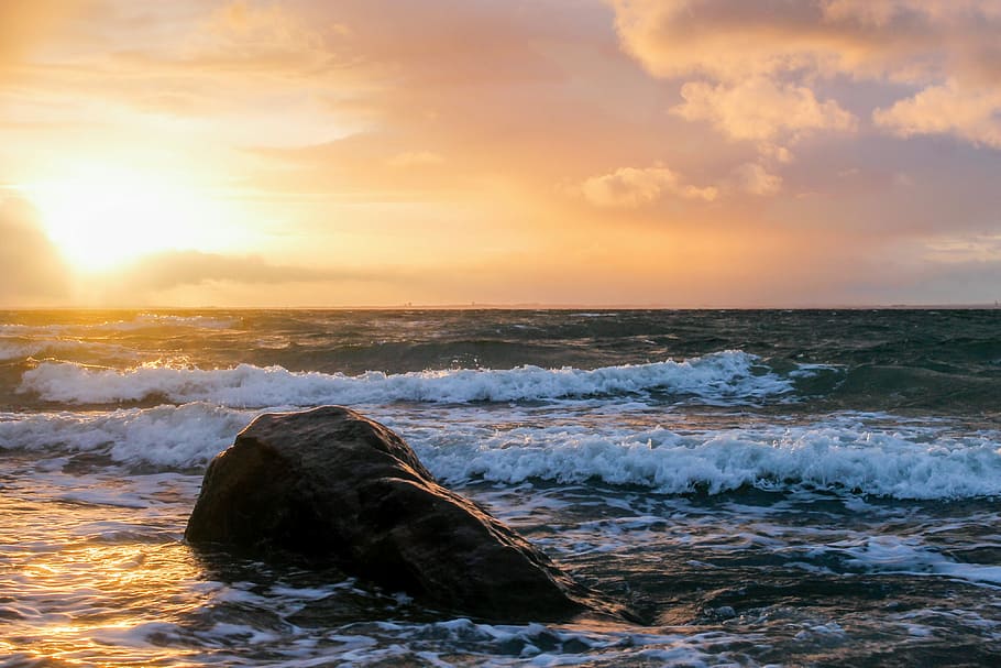 beach splashing on sand, sunset, waters, sea, dusk, sky, beauty in nature HD wallpaper