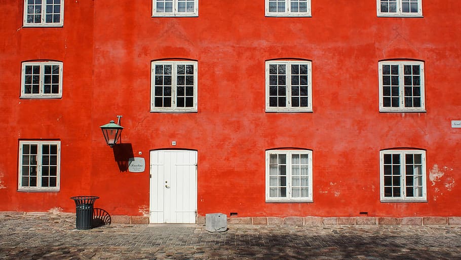 closeup photo of red concrete building, black pail beside red building HD wallpaper