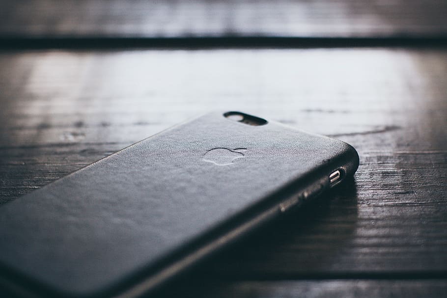 iPhone smartphone mobile on a wooden table, technology, close-up HD wallpaper