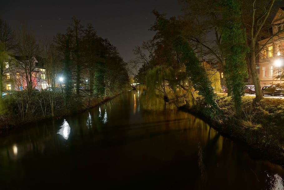 night photograph, in stade, on the castle moat, water, reflection