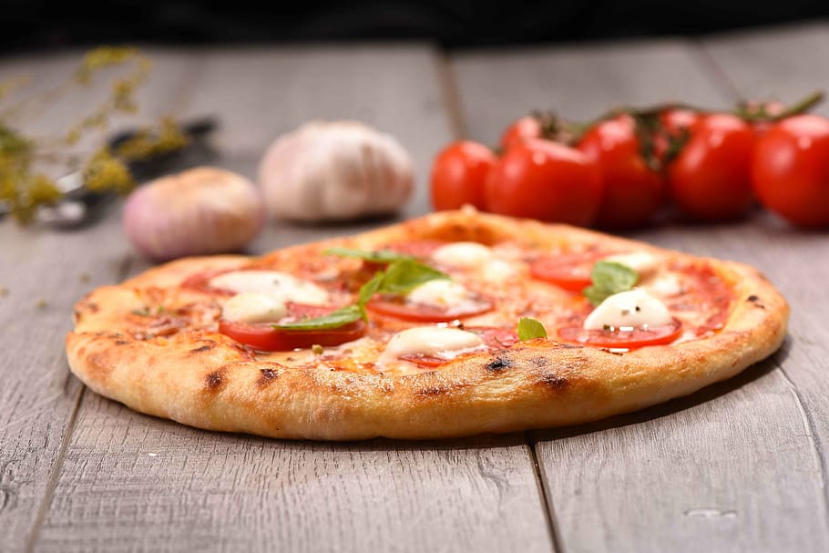whole pizza, tomatoes and garlic, gourmet, margherita pizza, food and drink, HD wallpaper