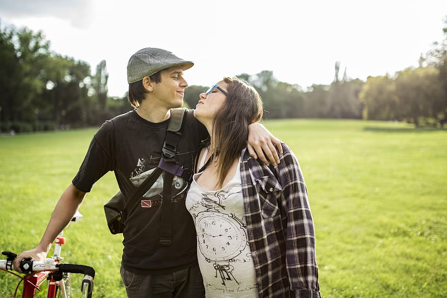 man and woman standing on green grass field at daytim,e, couple, HD wallpaper