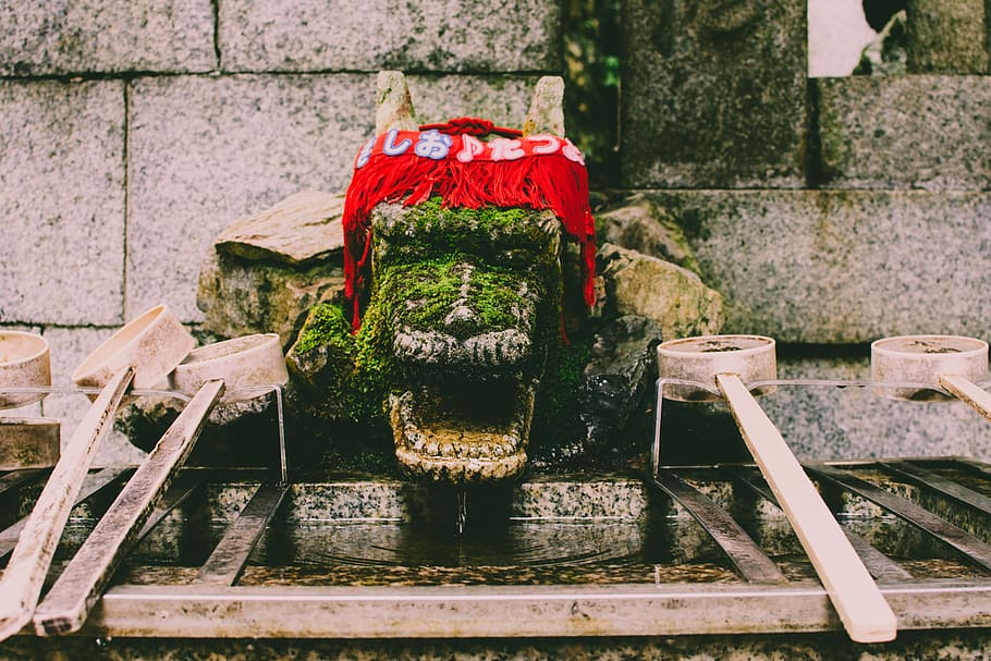 red knitted textile on top og green dragon statue, gargoyle statue HD wallpaper