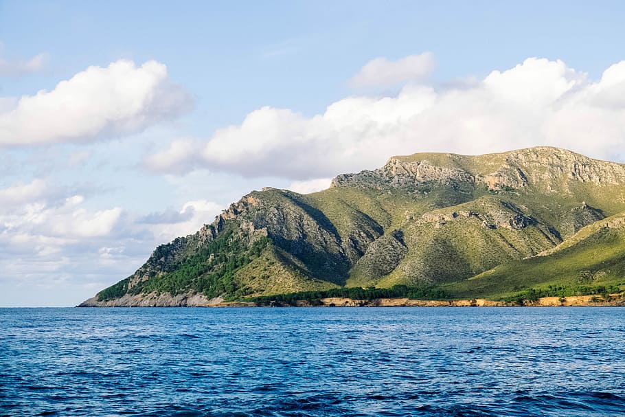 landscape photo of green island, body of water, mountain, hill HD wallpaper