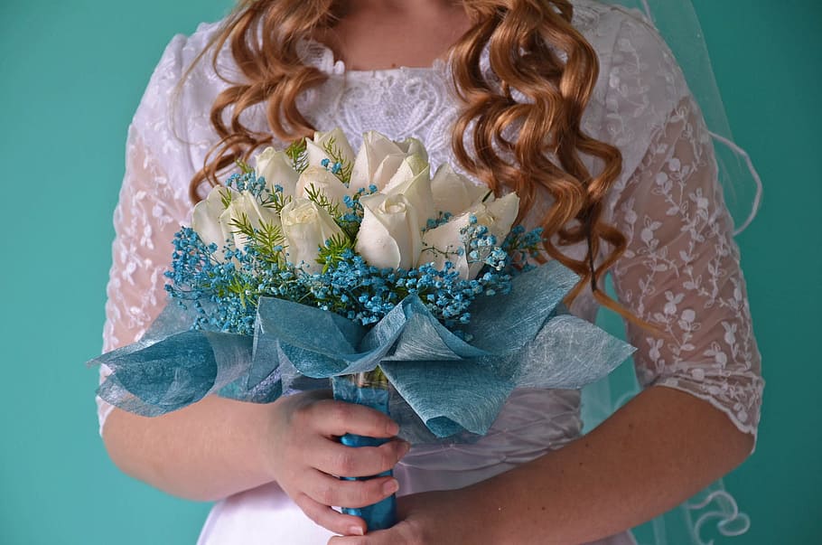 woman wearing white elbow-sleeved wedding dress holding white rose bouquet near green wall HD wallpaper