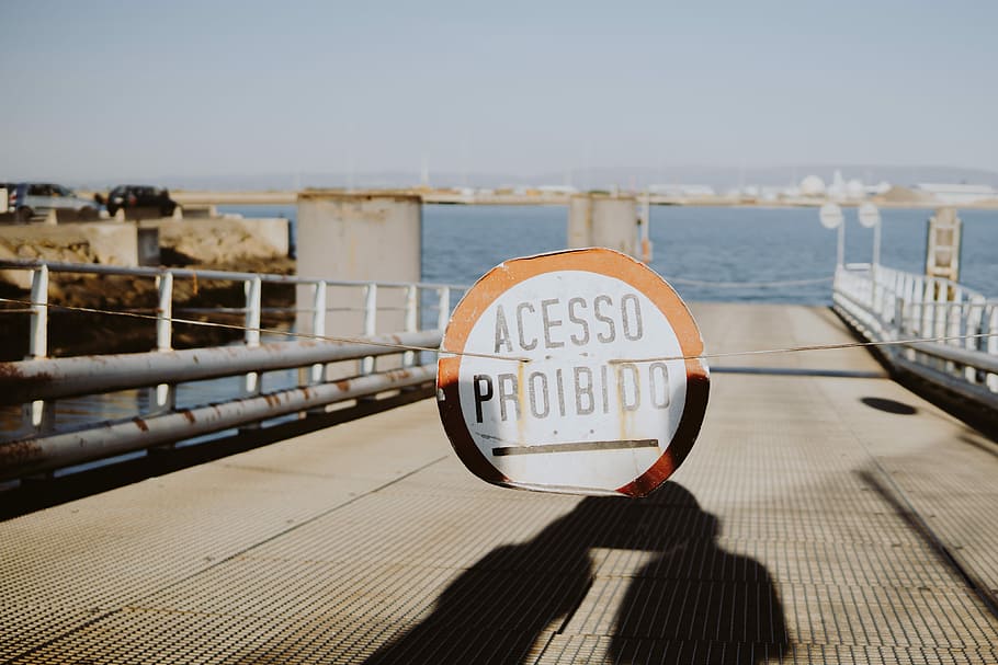 Acesso Proibido signage, white Acesso Proibido road signage, pier HD wallpaper