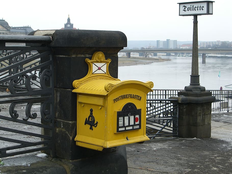 yellow box on concrete pillar, mailbox, post mail box, post einwurf HD wallpaper