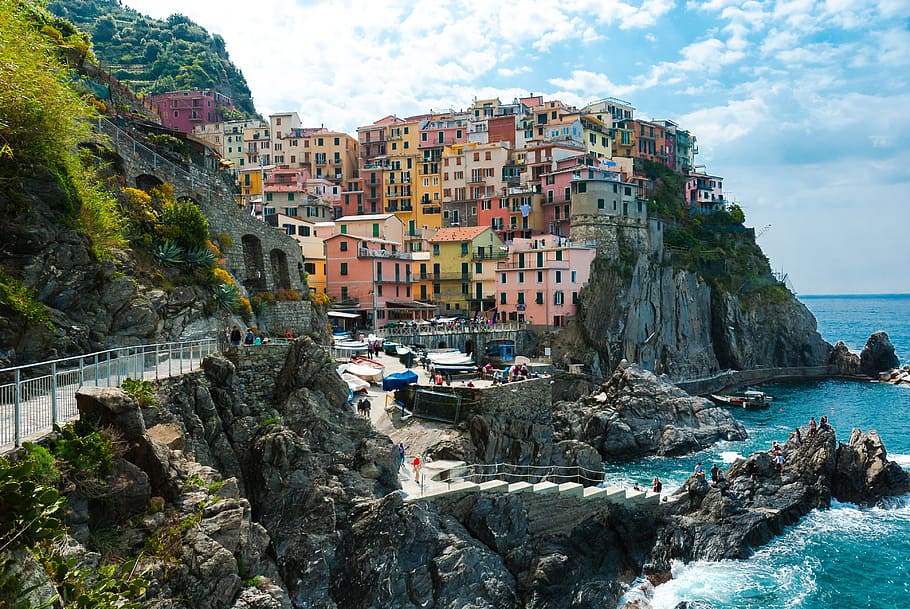 houses near cliff and body of water, cinque terre, the sun HD wallpaper