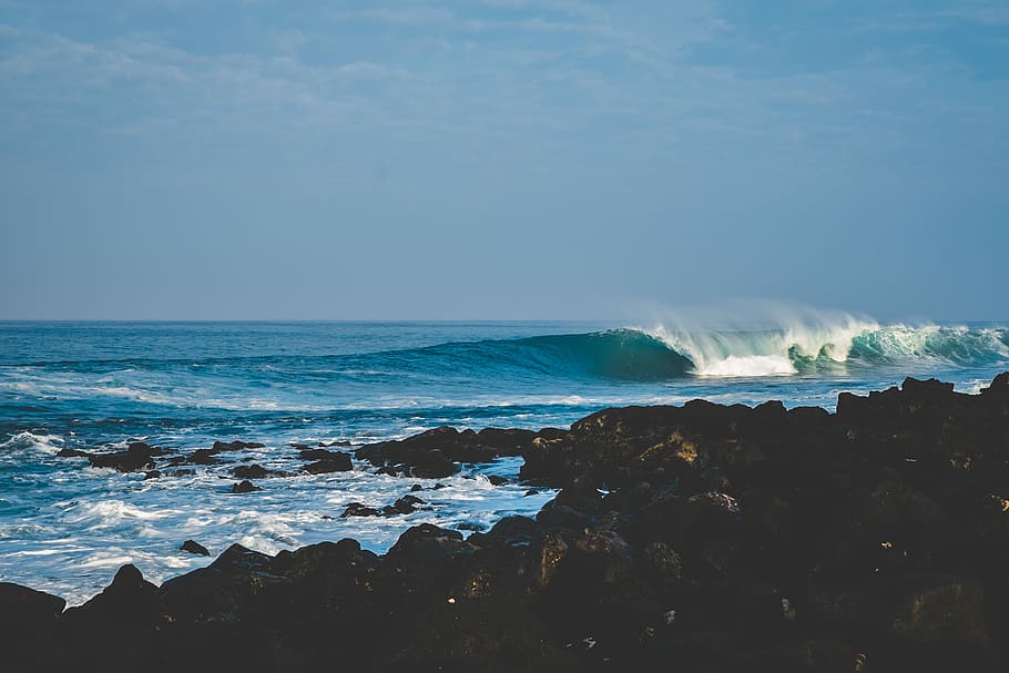 crashing waves through shores, rock formation beside body of water HD wallpaper