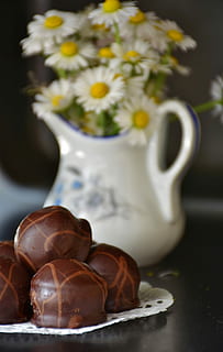 chocolates beside daisy flowers in vase, sweetness, nibble HD wallpaper