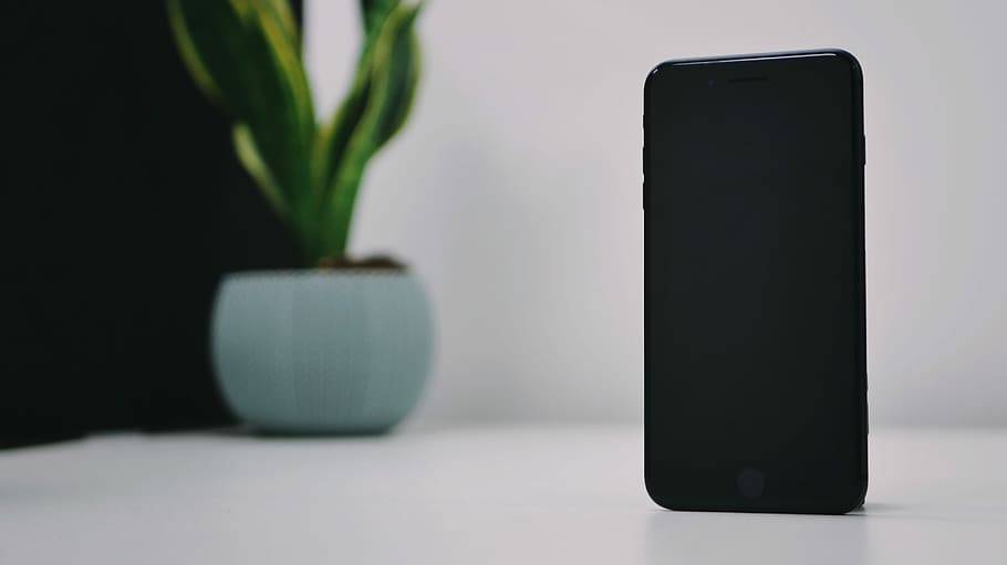 selective focus of turned off standing space gray iPhone 6, turned off black iPhone 7 Plus HD wallpaper