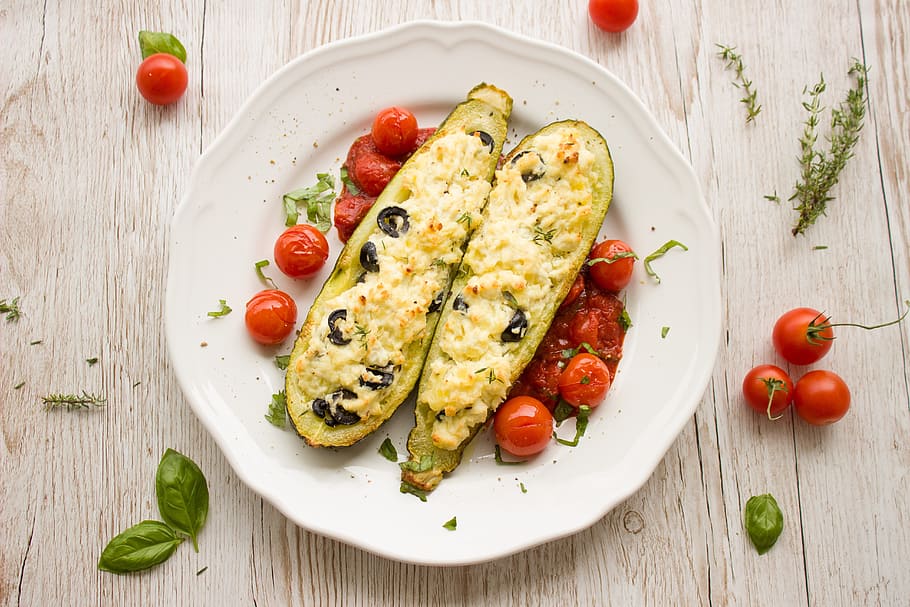 round white plate of cooked food on brown wooden table, zucchini HD wallpaper