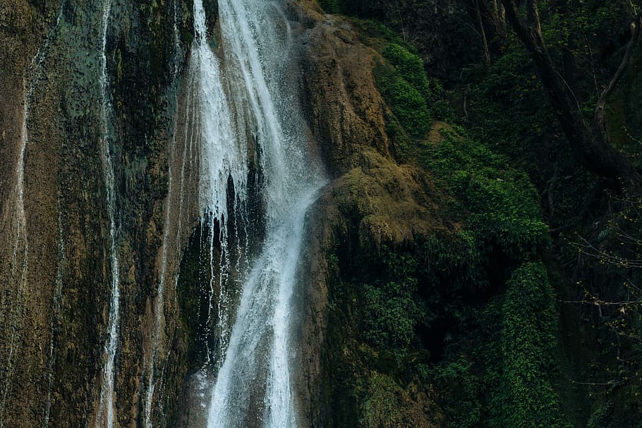 waterfalls during daytime, photo of waterfalls, rock, moss, green HD wallpaper
