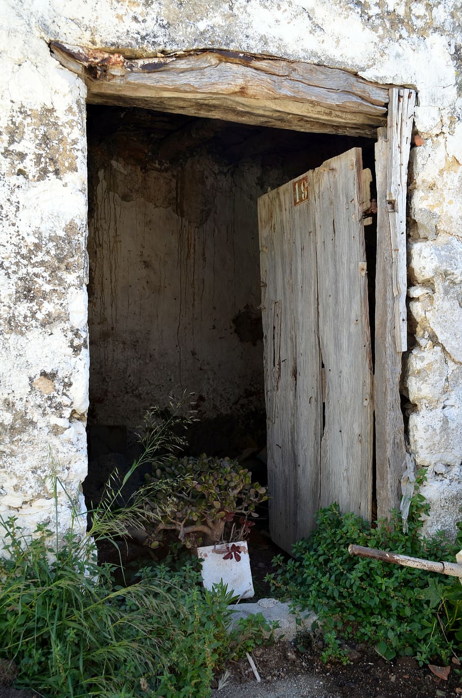 Откройте дверь руин. Разрушенная стена с дверью.