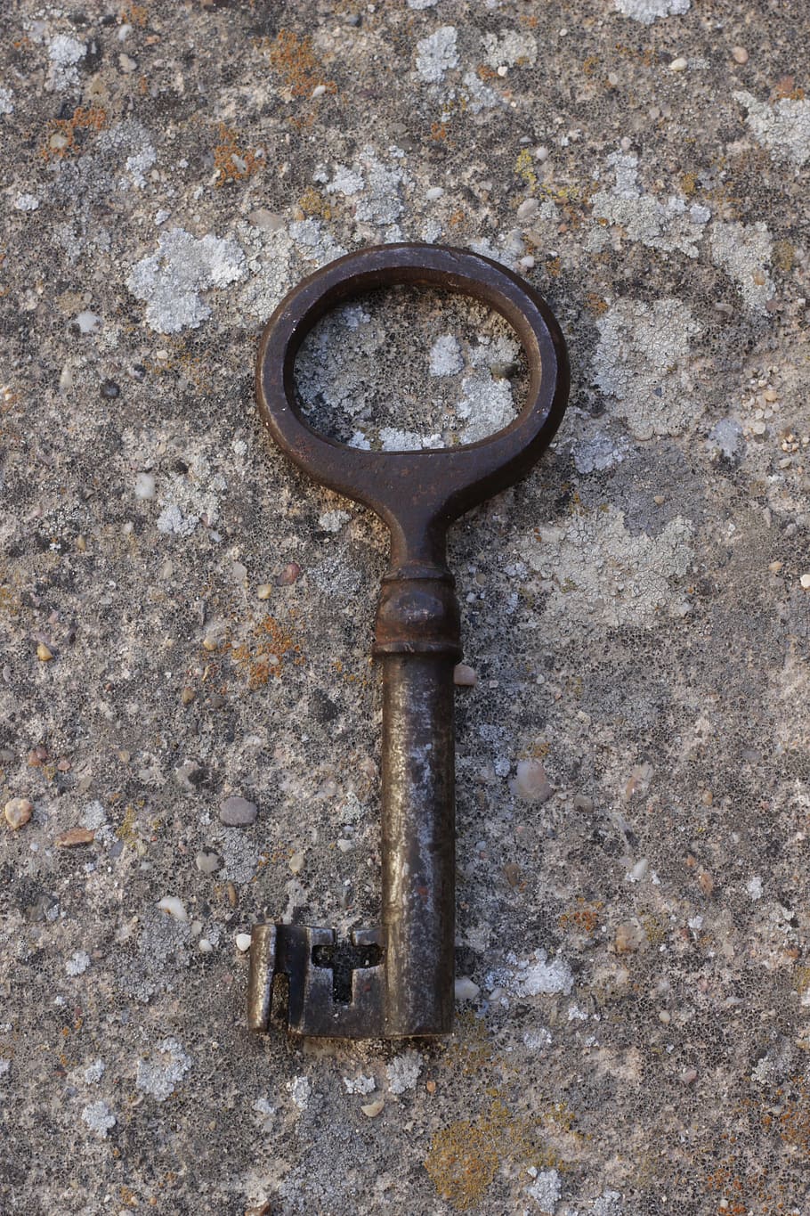 key, stone, symbol, lock, old, metal, retro, vintage, rusty HD wallpaper