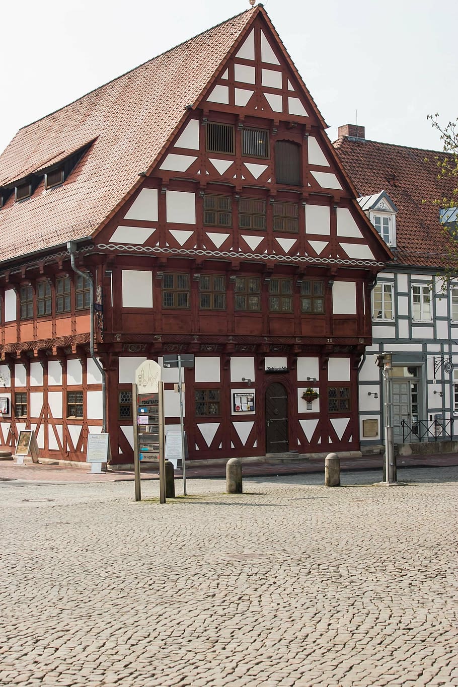 Framed building. Архитектура Fachwerkhaus. Fachwerkhaus Калининград. Вишневая ферма. A-frame building.