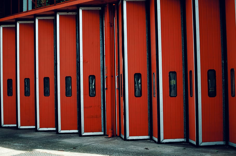 selective color red and black wall, red folders on shelf, door HD wallpaper