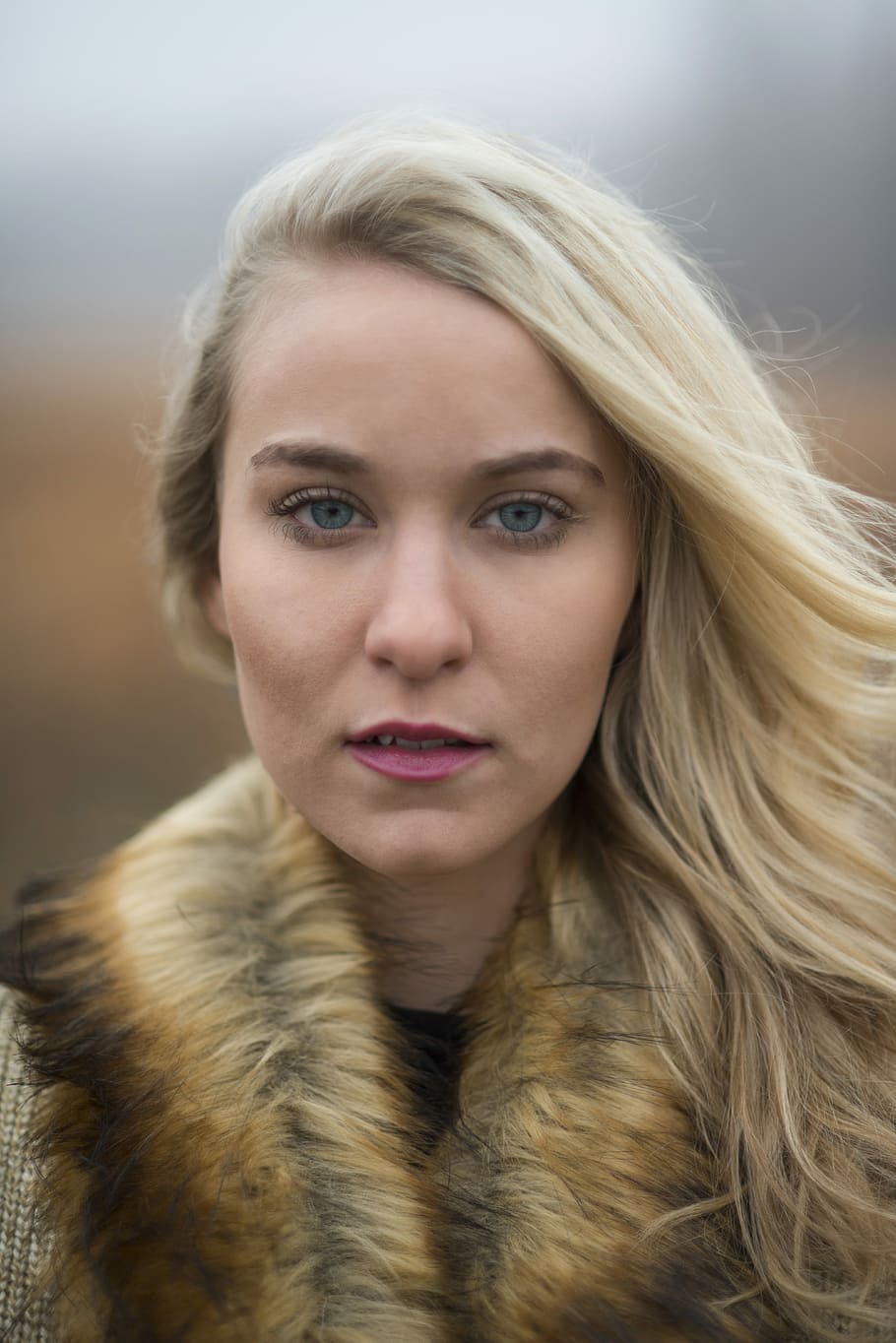 woman looking at camera wearing brown fur scarf, photography of smiling woman wearing brown coat, HD wallpaper