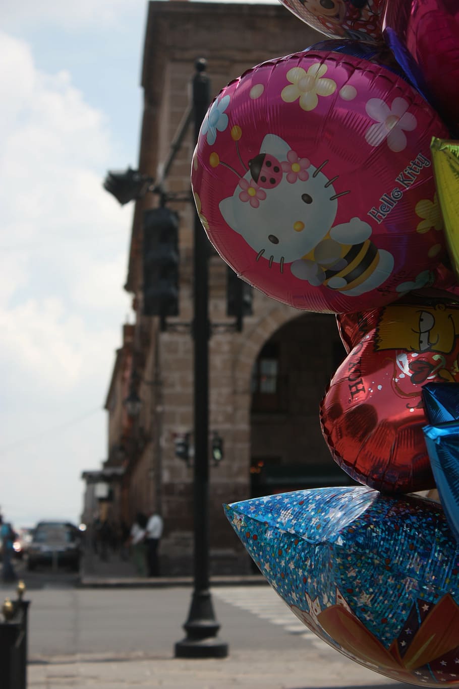 balloons, float, center, lighthouse, calm, architecture, focus on foreground HD wallpaper