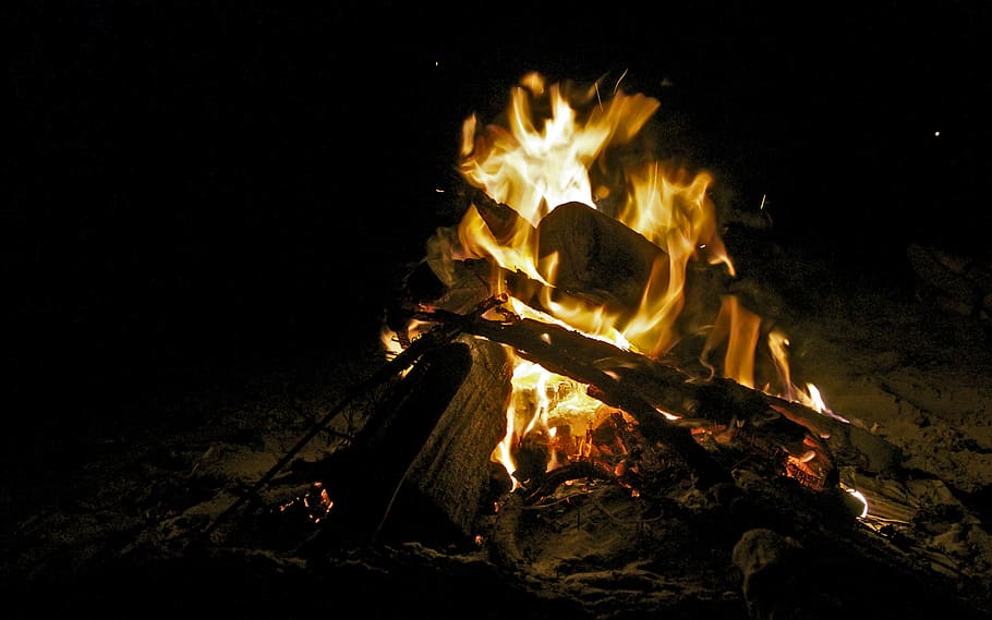 bonefire in the middle of sand, selective focus photography of yellow fire HD wallpaper