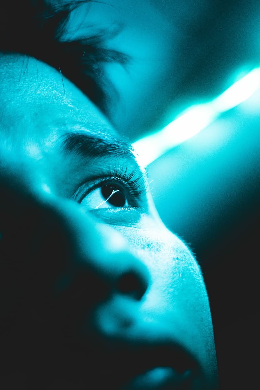 person looking up, selective focus photography of person's left eye HD wallpaper