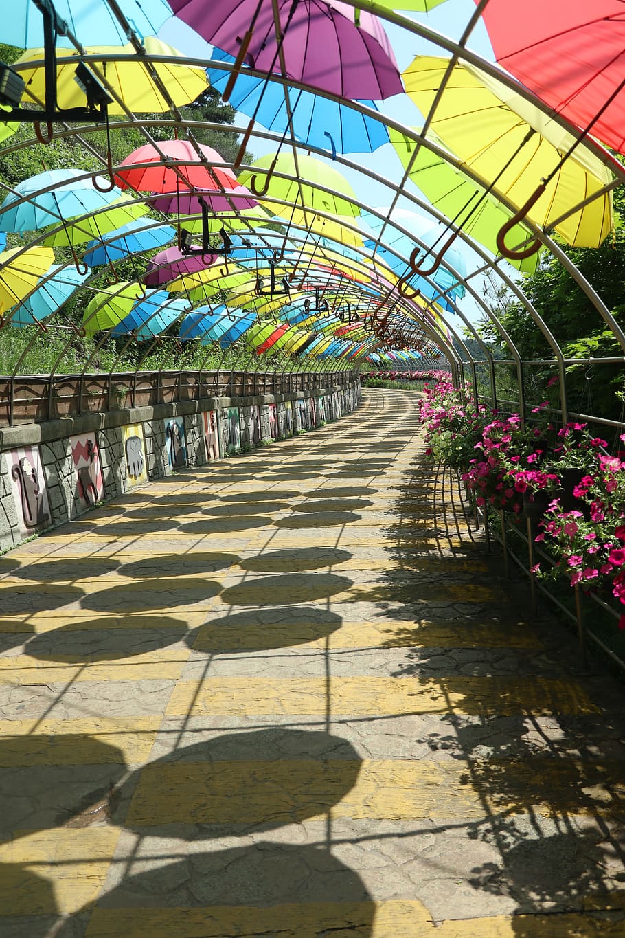 umbrella, gil, summer, trails, scenery, architecture, nature HD wallpaper
