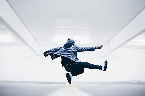 man jumping in the middle taken at daytime, man jumping while pointing forward HD wallpaper