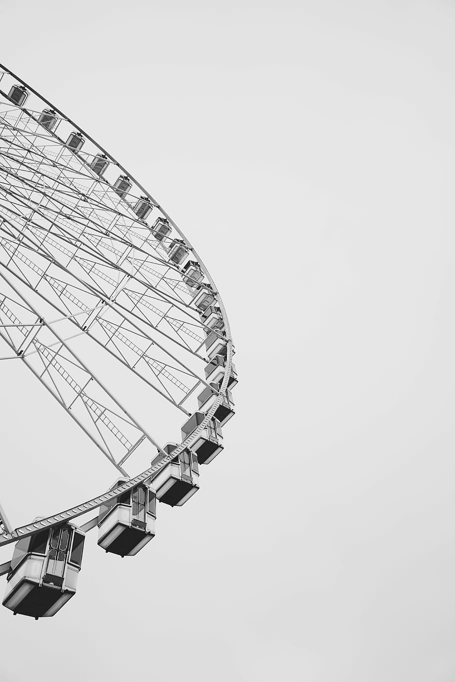 low-angle view of gray ferriswheel, gray Ferris wheel during daytime HD wallpaper