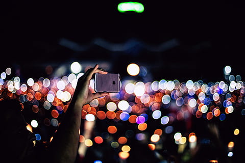 person holding iPHone, person holding iPhone bokeh lights, mobile phone HD wallpaper